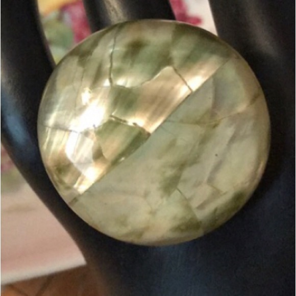 Lucite Mother of Pearl Shell Ring Size 5 To 9 Adjustable Midcentury Modern EVC - Picture 3 of 10